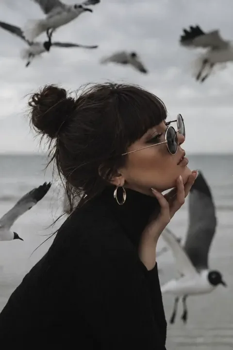 Erstelle ein ultrarealistisches, fotorealistisches Fashion-Editorial-F