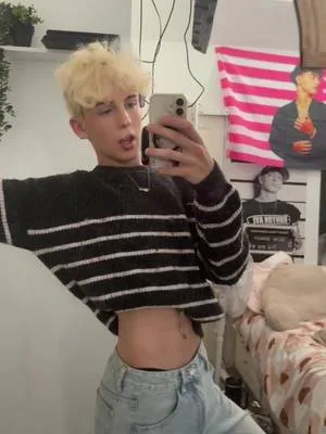 dirty mirror xo #fyp #foryou #viral #dollaxkenz