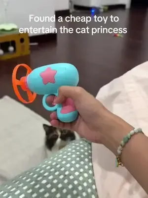 She forgot she’s a cat 😅 #fypシ #catlovers #catsoftiktok