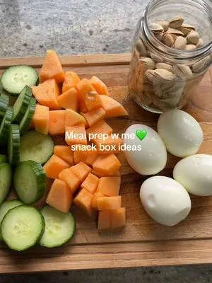 Meal prep w me💚 here are some snack box ideas for the week. #mealprepi