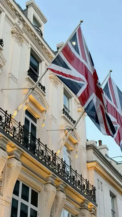 #londontown #traveltok #tiktoktravelall #godsavetheking #trend