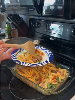 Happy Wednesday! Make dinner with me🫶🏻🧀🍅🍝 #boursin #pasta #easydinner