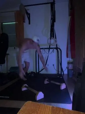 Getting better everyday/ Day 3 #calithenics #handstand #motivation