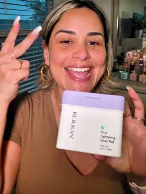 Para refinar los poros con exfoliación suave y rápida ahorita lo que e