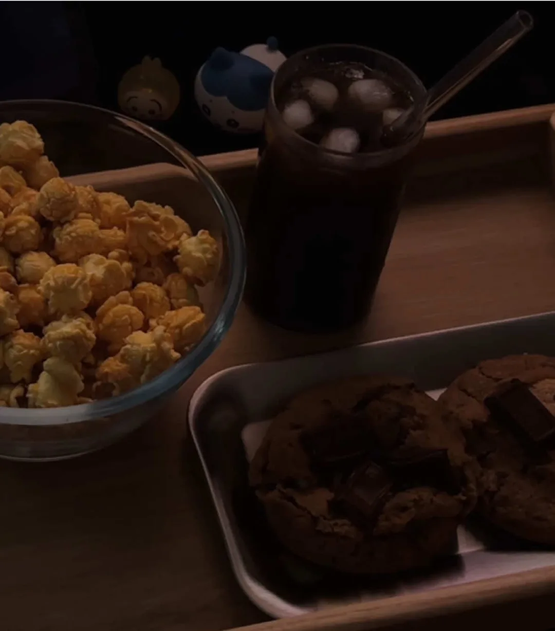 Bake some chocolate chip s’mores cookies for a 🎬🍿 day #smorescookies #